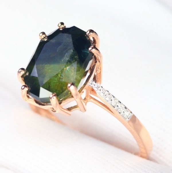 Title: Ring - 14 kt. Rose Gold, 4.09 Grams GFCO Certified Bi-Colour - 8.38ct. tw. Sapphire - Diamond - 3