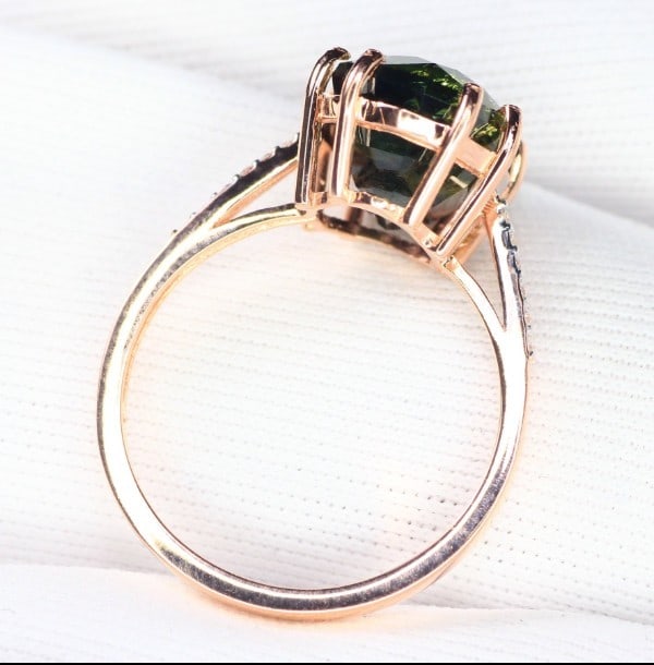 Title: Ring - 14 kt. Rose Gold, 4.09 Grams GFCO Certified Bi-Colour - 8.38ct. tw. Sapphire - Diamond - 5