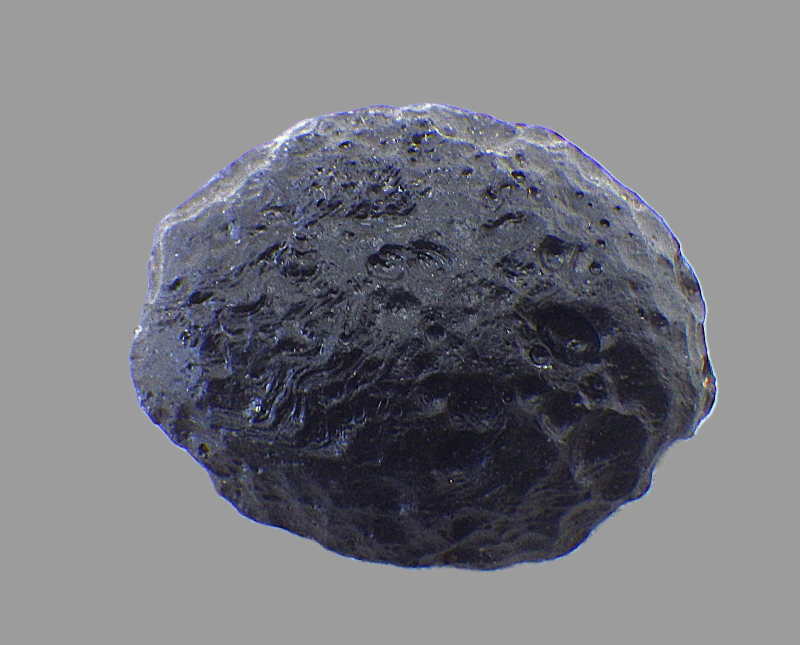 Rare Philippinite Tektite 17 g: Title: Rare Philippinite Tektite 17 g Description: A fascinating oval Tektite from Philippines (often called Philippinite) weight: 17 g, with dimensions 33 x 26 x 15 mm, in excellent condition, with