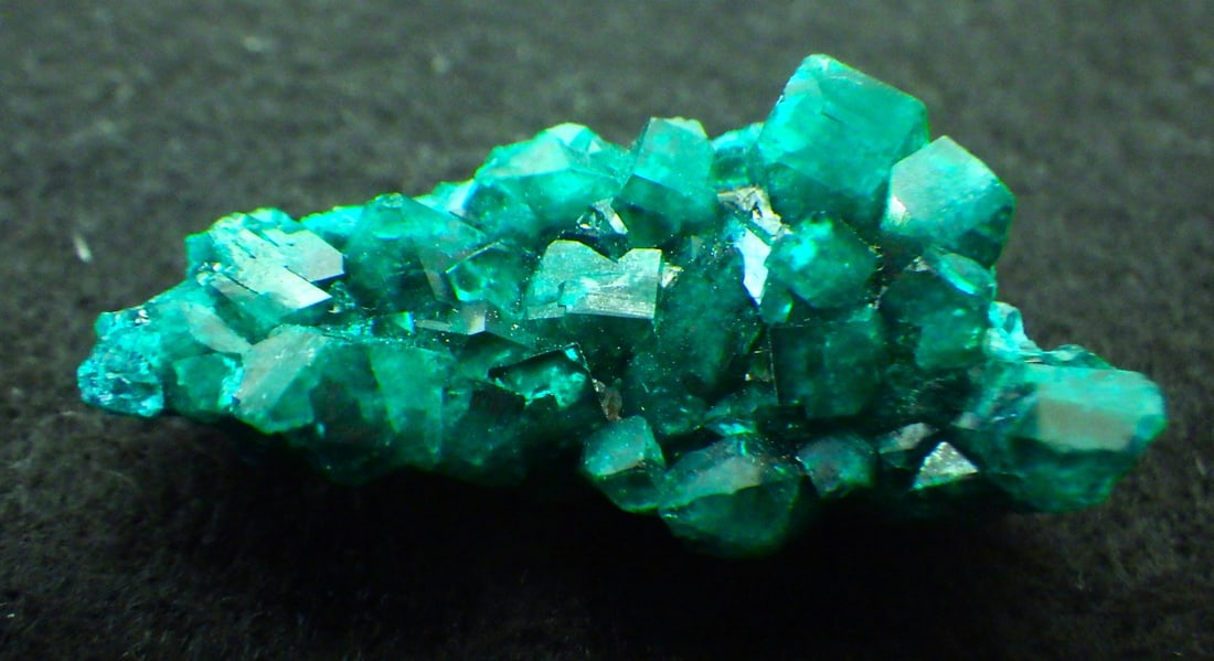 Natural Russian Diopside With Terminated Crystals 27 Carats: Title: Natural Russian Diopside With Terminated Crystals 27 Carats Description: A top quality natural Russian diopside with beautifully terminated crystals. Excellent colour saturation, with no