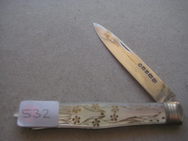 Victorian Mother of Pearl Hafted Silver Bladed Folding Fruit Knife: Title: Victorian Mother of Pearl Hafted Silver Bladed Folding Fruit Knife Description: Victorian Mother of Pearl Hafted Silver Bladed Folding Fruit Knife. The handle is very finely