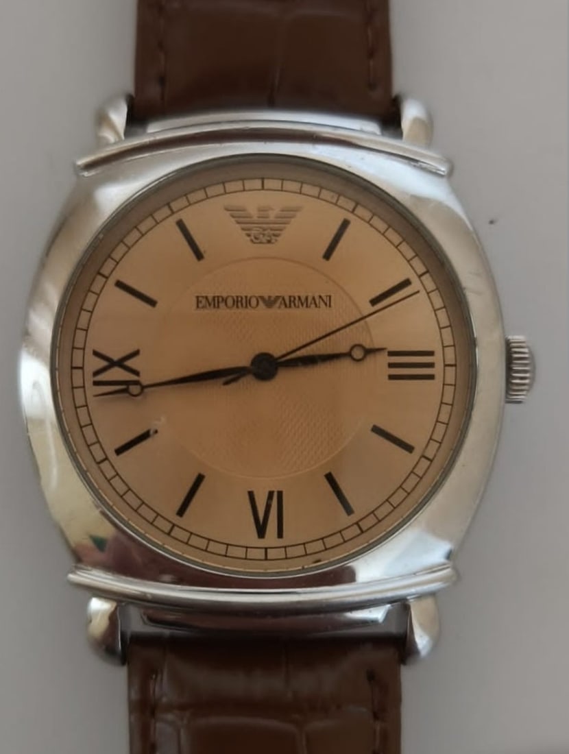 Emporio Armani AR-0264 – Vintage Stainless Steel Dress Watch: Title: Emporio Armani AR-0264 – Vintage Stainless Steel Dress Watch Description: This is an excellent example of a vintage Emporio Armani timepiece (Reference AR-0264) in well-worn but
