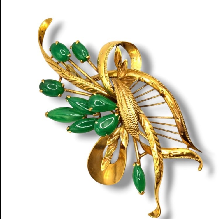 Brooch - 14 kt. Yellow Gold, Antique Yellow Gold and Green Jadeite Jade Leaf & Flower Brooch: Title: Brooch - 14 kt. Yellow Gold, Antique Yellow Gold and Green Jadeite Jade Leaf & Flower Brooch Description: An elegant and finely crafted antique brooch featuring a beautifully carved gree