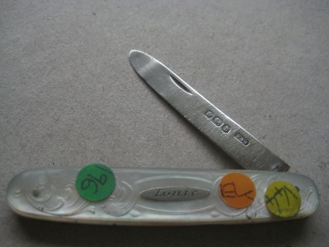 Victorian Mother of Pearl Hafted Silver Bladed Folding Fruit Knife: Title: Victorian Mother of Pearl Hafted Silver Bladed Folding Fruit Knife Description: Victorian Mother of Pearl Hafted Silver Bladed Folding Fruit Knife. The handle is decorated