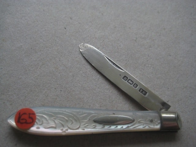 Edwardian Mother of Pearl Hafted Silver Bladed Folding Fruit Knife: Title: Edwardian Mother of Pearl Hafted Silver Bladed Folding Fruit Knife Description: Edwardian Mother of Pearl Hafted Silver Bladed Folding Fruit Knife. The handle is engraved with a floral