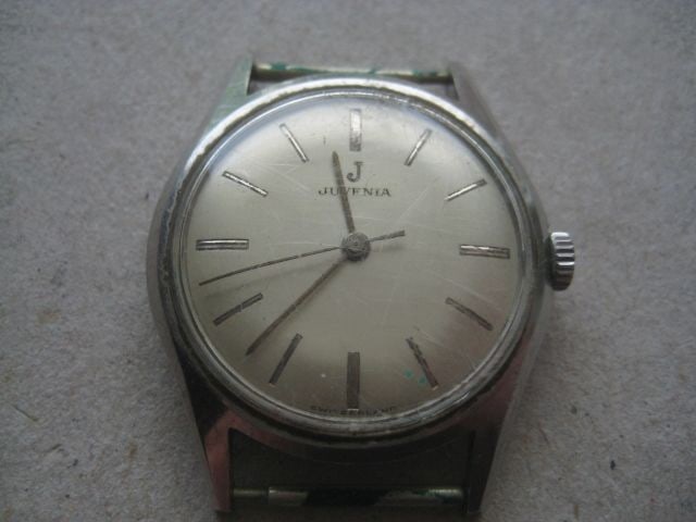 Vintage Gents Juvenia Wrist Watch: Title: Vintage Gents Juvenia Wrist Watch Description: Gents Juvenia 17 Jewels Wrist Watch. The watch dates to around 1965. Diameter of Watch is 31.75mm approximately. Condition: Good.