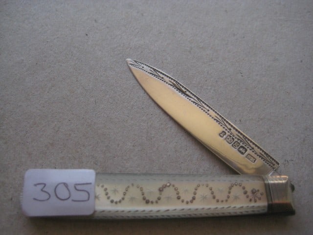 William IV Mother of Pearl Hafted Silver Bladed Folding Fruit Knife: Title: William IV Mother of Pearl Hafted Silver Bladed Folding Fruit Knife Description: William IV Mother of Pearl Hafted Silver Bladed Folding Fruit Knife. The handle is