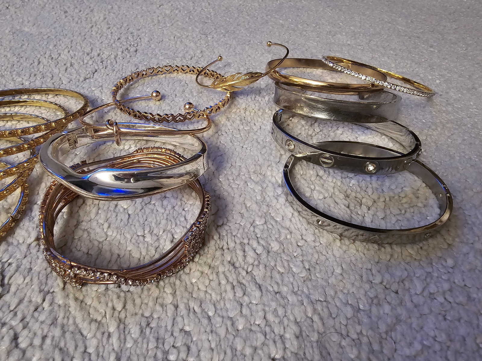 Title: Lot of Gold Tone Bangles Description: A varied collection of decorative bangles and - 3