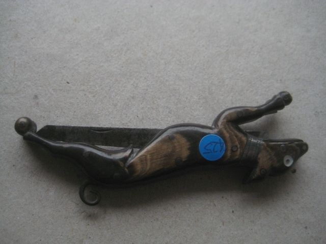 Rare George III Horn Hafted Dog Penknife: Title: Rare George III Horn Hafted Dog Penknife Description: Rare George III Horn Hafted Dog Penknife. The handle is in the form of a stretched dog, with a single steel blade. 