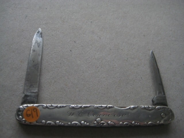 George V Silver Hafted Twin Steel Bladed Folding Penknife: Title: George V Silver Hafted Twin Steel Bladed Folding Penknife Description: George V Silver Hafted Penknife. The handle is engraved with C Scrolls along the edge of the knife handle. 