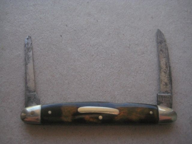 Vintage Twin Steel Bladed Folding Fruit Knife, c1920: Title: Vintage Twin Steel Bladed Folding Fruit Knife, c1920 Description: Vintage Twin Steel Bladed Folding Fruit Knife. Dates to around 1920. Made by H. Gray & Son, Sheffield