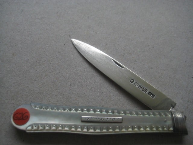 Victorian Mother of Pearl Hafted Silver Bladed Folding Fruit Knife: Title: Victorian Mother of Pearl Hafted Silver Bladed Folding Fruit Knife Description: Victorian Mother of Pearl Hafted Silver Bladed Folding Fruit Knife. The handle is carved with a line
