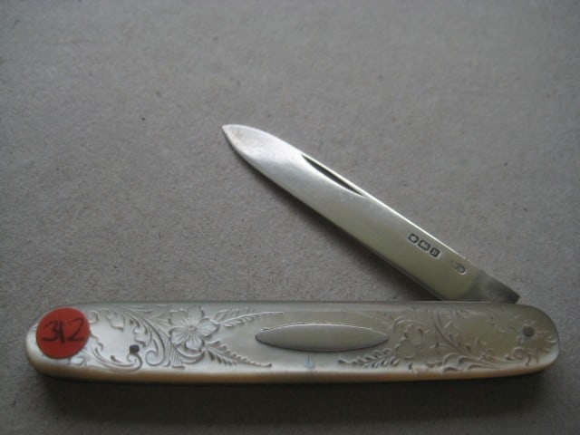 George V Mother of Pearl Hafted Silver Bladed Folding Fruit Knife: Title: George V Mother of Pearl Hafted Silver Bladed Folding Fruit Knife Description: George V Mother of Pearl Hafted Silver Bladed Folding Fruit Knife. The handle is decorated with floral