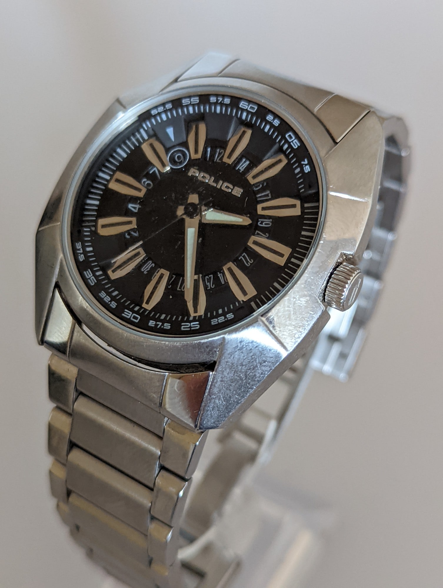 Vintage Police Timepiece Men's Watch 11299J - Stainless Steel (Working w/ Box): Title: Vintage Police Timepiece Men's Watch 11299J - Stainless Steel (Working w/ Box) Description: Add a bold, rugged edge to your style with this authentic Police Timepiece (Model 11299J) men's wr