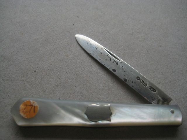 George V Mother of Pearl Hafted Silver Bladed Folding Fruit Knife: Title: George V Mother of Pearl Hafted Silver Bladed Folding Fruit Knife Description: George V Mother of Pearl Hafted Silver Bladed Folding Fruit Knife. The handle is plain. There