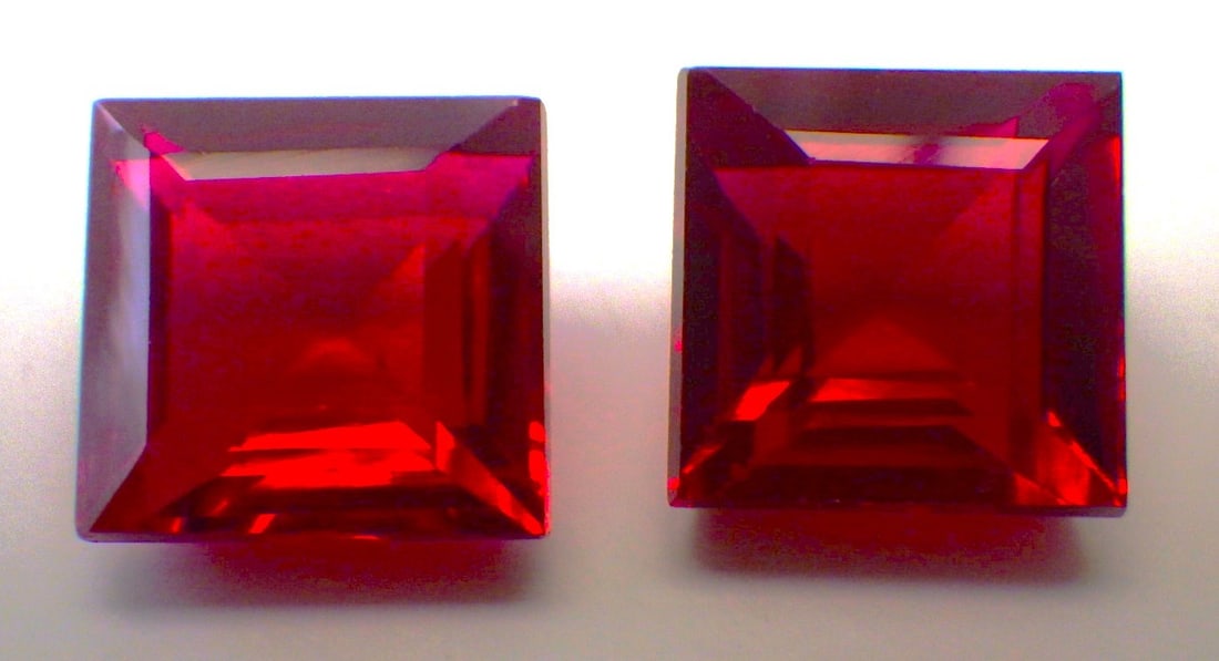 Pair Square Emerald Cut Rubies 21 Carats (Total) - 2