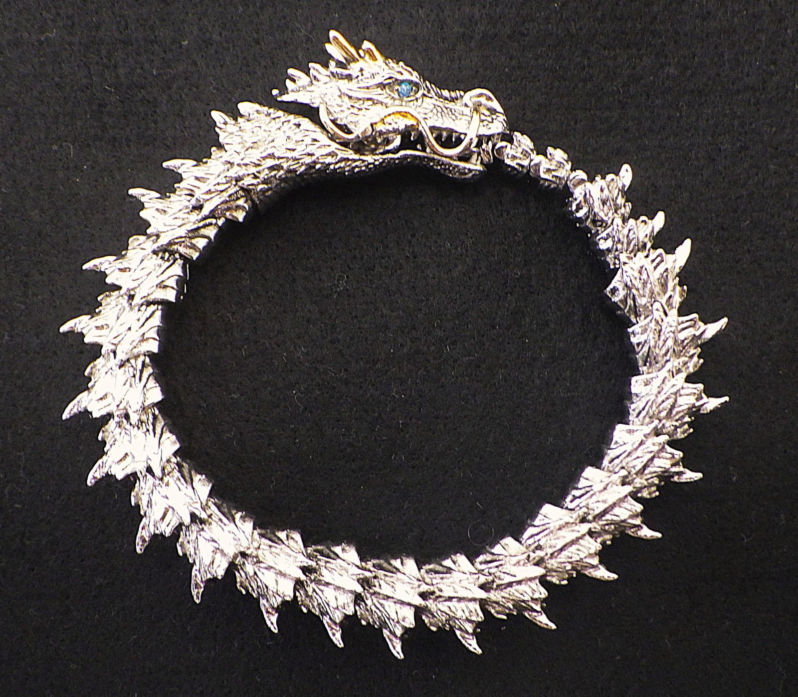 Chinese Dragon Bracelet In Presentation Box.: Title: Chinese Dragon Bracelet In Presentation Box. Description: A beautiful, white metal (untested), well-detailed Chinese Dragon bracelet in a presentation box. In new/unused condition. 