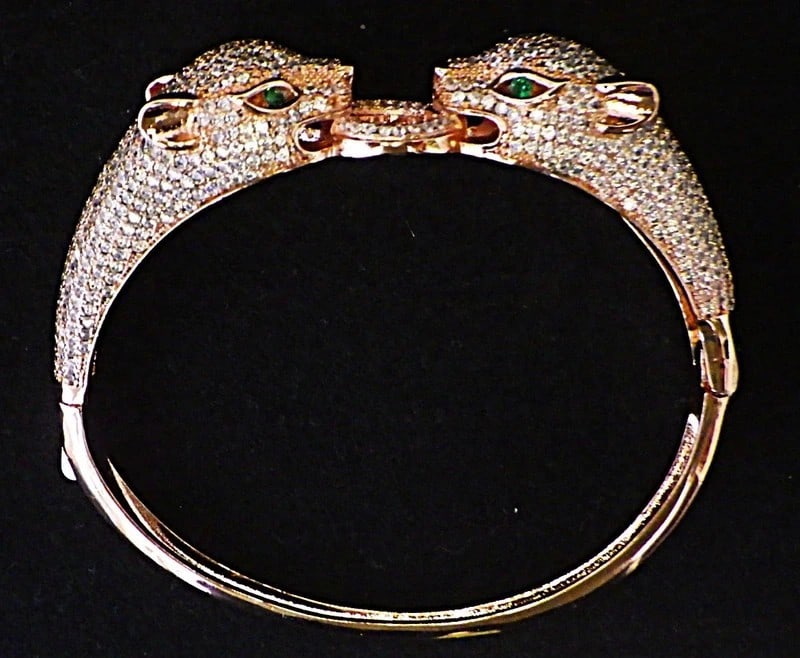 A Statement, Two Panther Heads, Rose Gold Plated Bangle With Cubic Zirconia: Title: A Statement, Two Panther Heads, Rose Gold Plated Bangle With Cubic Zirconia Description: A statement, rose gold plated bangle with two Panther heads with green eyes and adorned with numerous