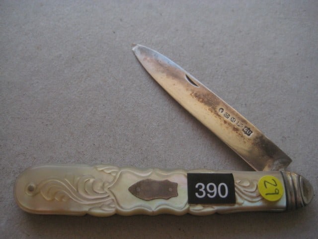 Victorian Mother of Pearl Hafted Silver Bladed Folding Fruit Knife: Title: Victorian Mother of Pearl Hafted Silver Bladed Folding Fruit Knife Description: Victorian Mother of Pearl Hafted Silver Bladed Folding Fruit Knife. The handle is h