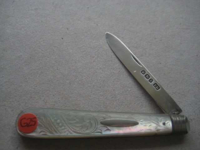 Victorian Mother of Pearl Hafted Silver Bladed Folding Fruit Knife: Title: Victorian Mother of Pearl Hafted Silver Bladed Folding Fruit Knife Description: Victorian Mother of Pearl Hafted Silver Bladed Folding Fruit Knife. The handle is decorated with floral