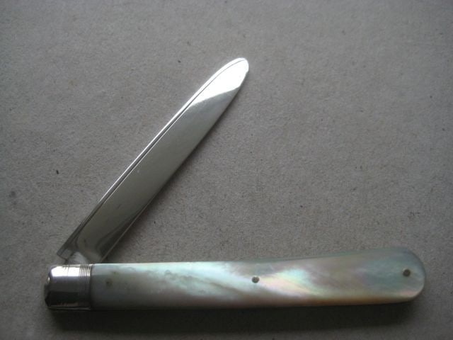 Victorian Mother of Pearl Hafted Matching Silver Bladed Folding Fruit Knife and Folding Fork - 4