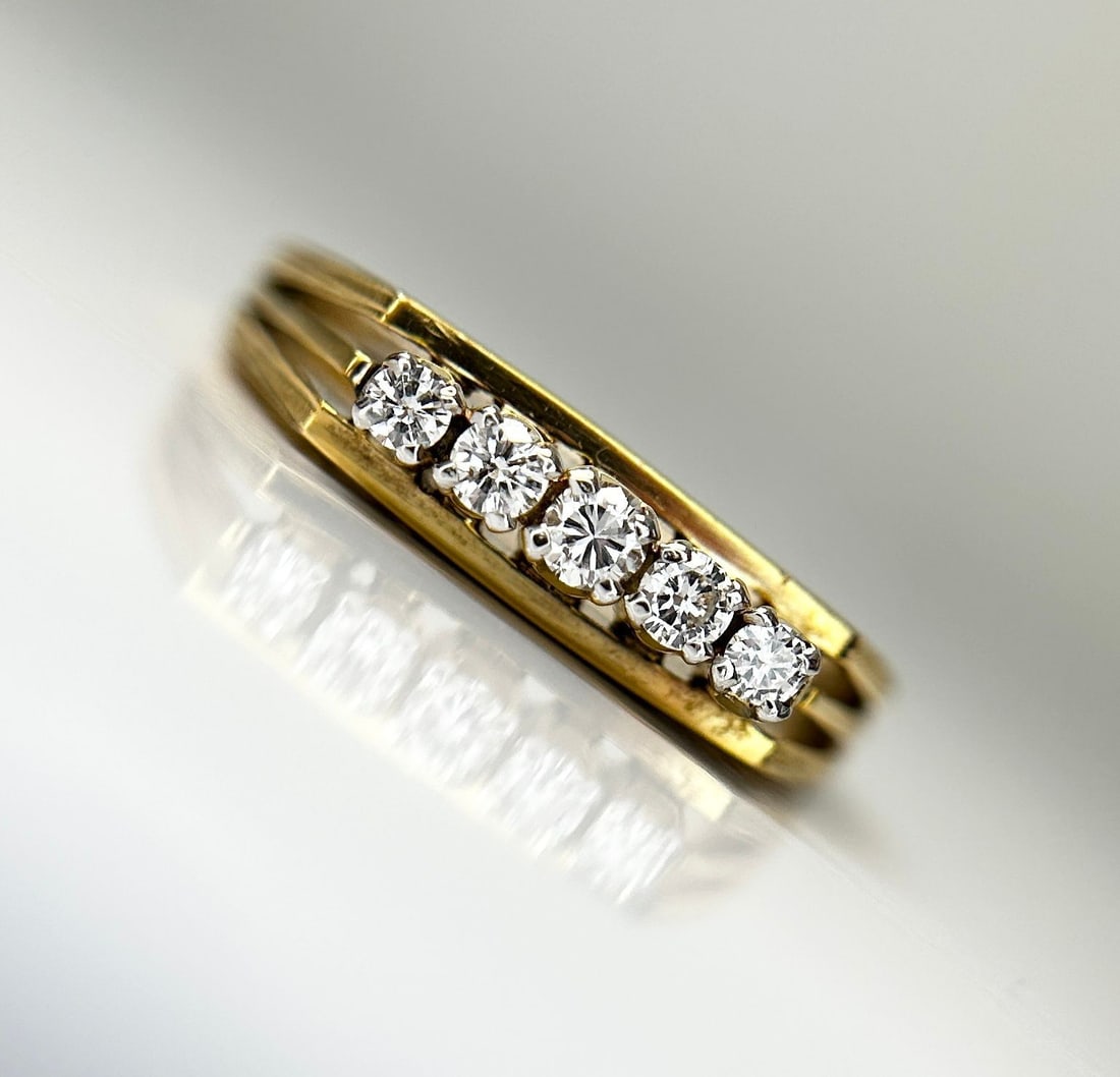 Beautiful Natural 0.18 CT VS Diamond Ring With 18k Gold: Title: Beautiful Natural 0.18 CT VS Diamond Ring With 18k Gold Description: Beautiful Natural 0.18 CT Diamond Ring With 18k Gold. Description: Total Carat Weight - 0.18 car