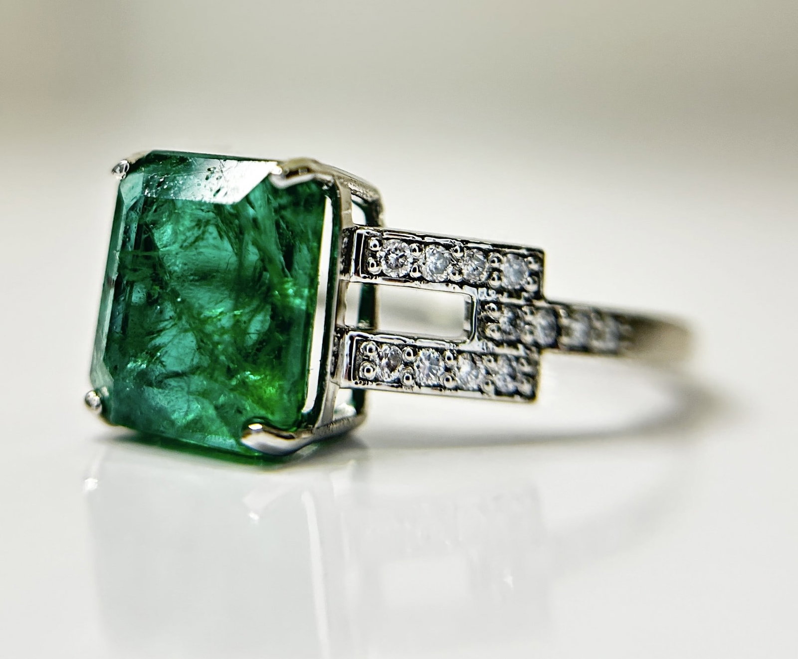 Beautiful Natural 2.64 CT Emerald Ring With Natural Diamonds & Platinum 950: Title: Beautiful Natural 2.64 CT Emerald Ring With Natural Diamonds & Platinum 950 Description: Beautiful Natural Emerald Ring With Diamonds and 18k Gold. Dispatched with Royal Mail 1