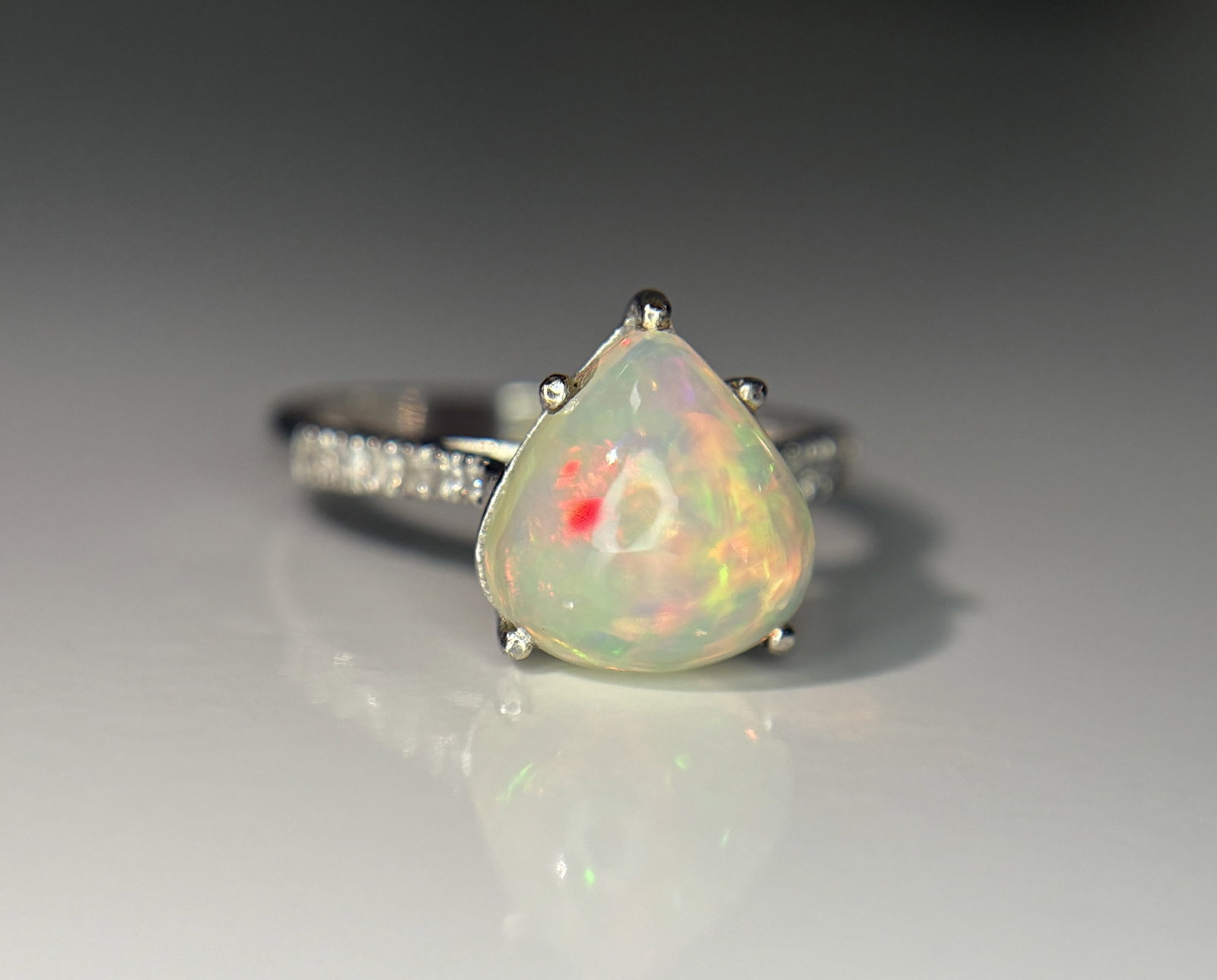 Beautiful Natural Fire Opal 2.16 CT Ring With Natural Diamond and 18k Gold - 3