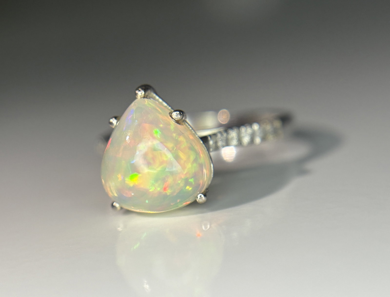 Beautiful Natural Fire Opal 2.16 CT Ring With Natural Diamond and 18k Gold - 4