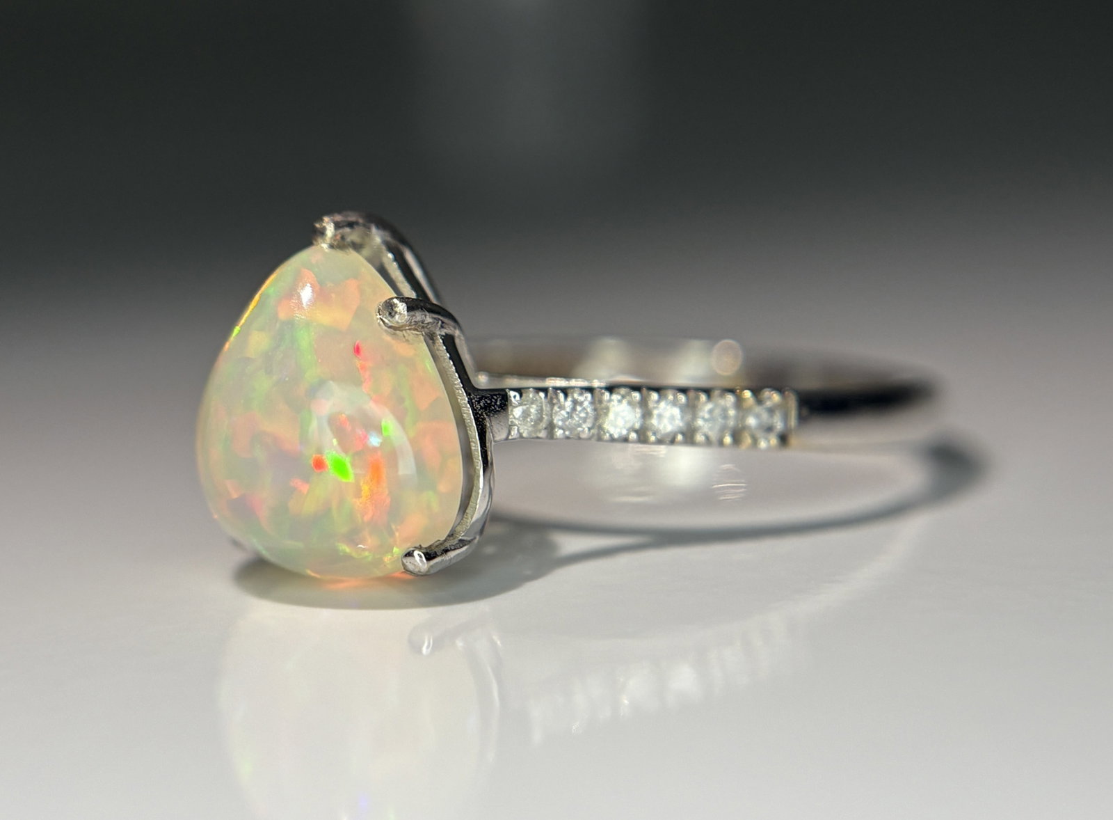 Beautiful Natural Fire Opal 2.16 CT Ring With Natural Diamond and 18k Gold - 7