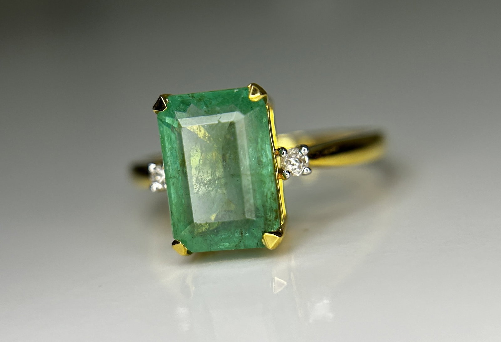 Beautiful Natural Emerald 3.51 CT With Natural Diamonds & 18k Gold - 10