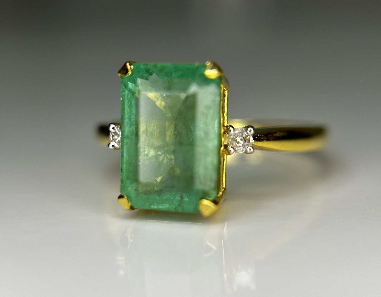 Beautiful Natural Emerald 3.51 CT With Natural Diamonds & 18k Gold: Title: Beautiful Natural Emerald 3.51 CT With Natural Diamonds & 18k Gold Description: Beautiful 3.51 CT Natural Emerald With Natural Diamonds & 18kGold Description: Total Carat Weight - 3.57