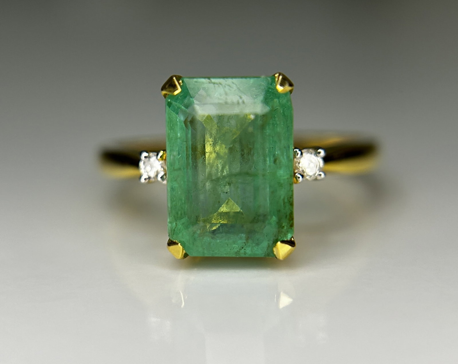 Beautiful Natural Emerald 3.51 CT With Natural Diamonds & 18k Gold - 2