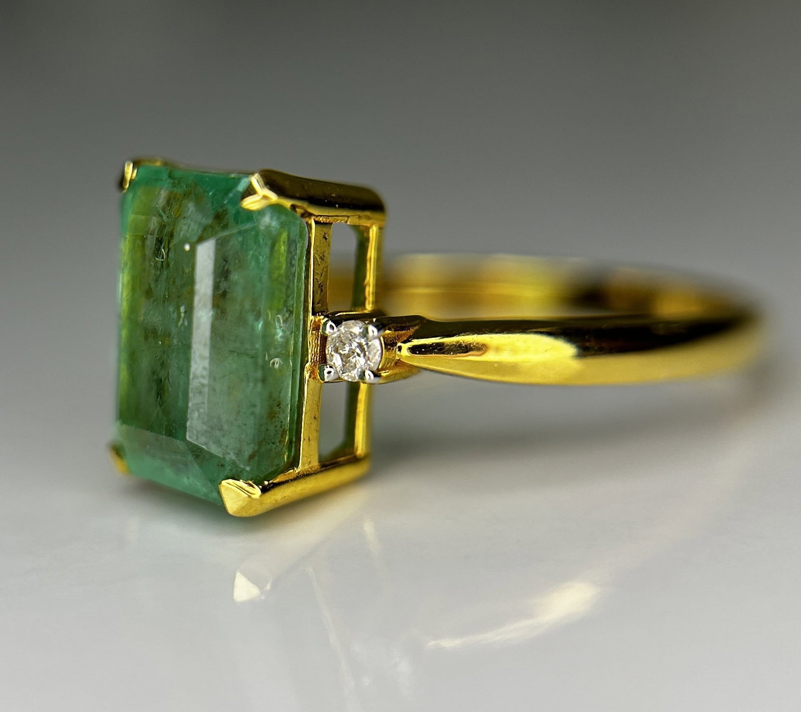 Beautiful Natural Emerald 3.51 CT With Natural Diamonds & 18k Gold - 3