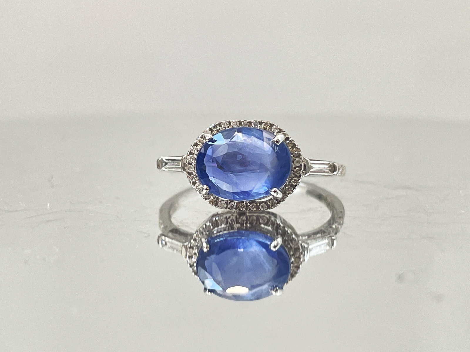 3.04 CT Unheated/Untreated Ceylon Cornflour Blue Sapphire Diamonds & 18k Gold: Title: 3.04 CT Unheated/Untreated Ceylon Cornflour Blue Sapphire Diamonds & 18k Gold Description: Beautiful 3.04 CT Natural Ceylon Blue Sapphire With Natural Diamonds & 18k White Gold. 