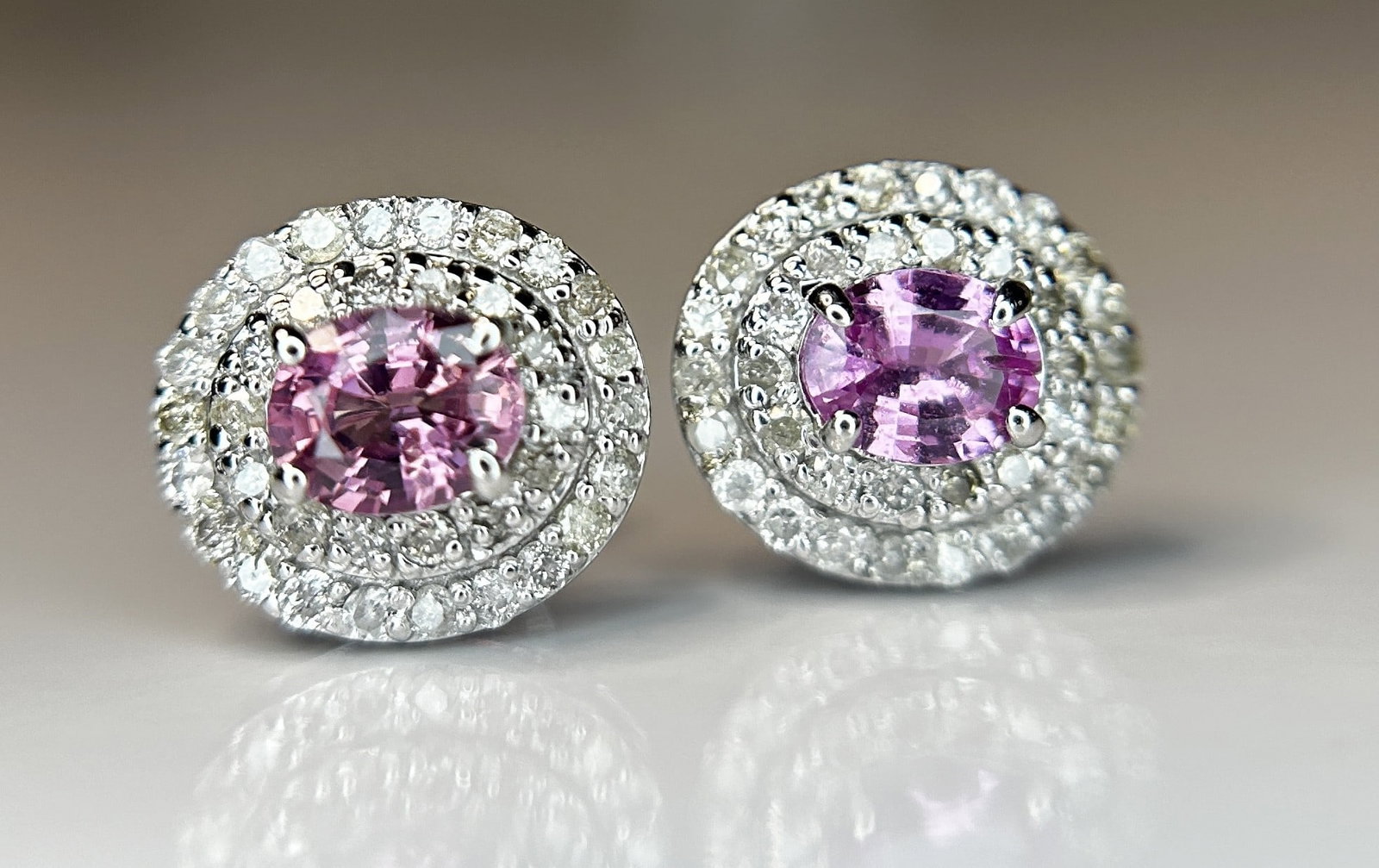 Beautiful 0.75 CT Unheated Ceylon Pink Sapphire With Natural Diamonds & 18k Gold: Title: Beautiful 0.75 CT Unheated Ceylon Pink Sapphire With Natural Diamonds & 18k Gold Description: Beautiful 0.75 CT Unheated Ceylon Pink Sapphire With Natural Diamonds & 18k Gold