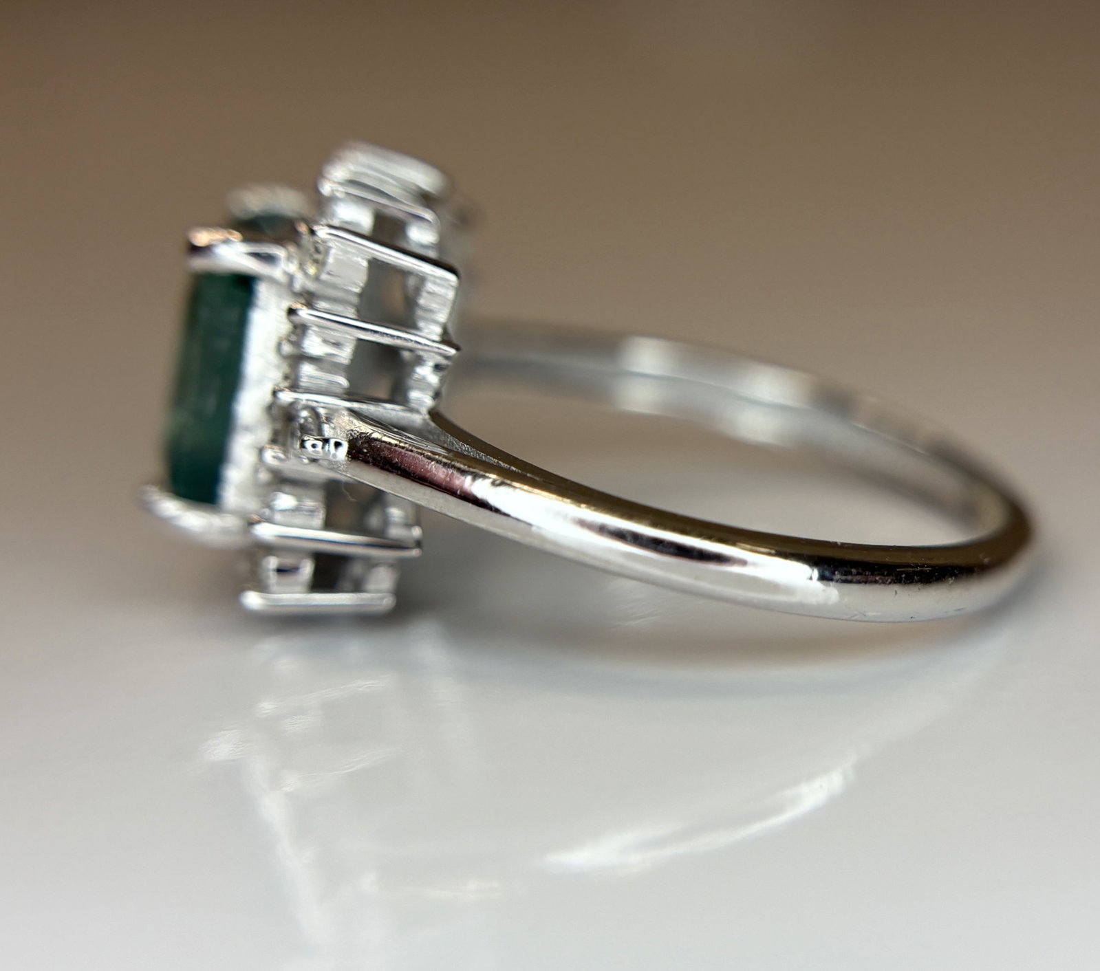 Beautiful 2.10 CT Natural Emerald With Natural Diamonds & 18k Gold - 7