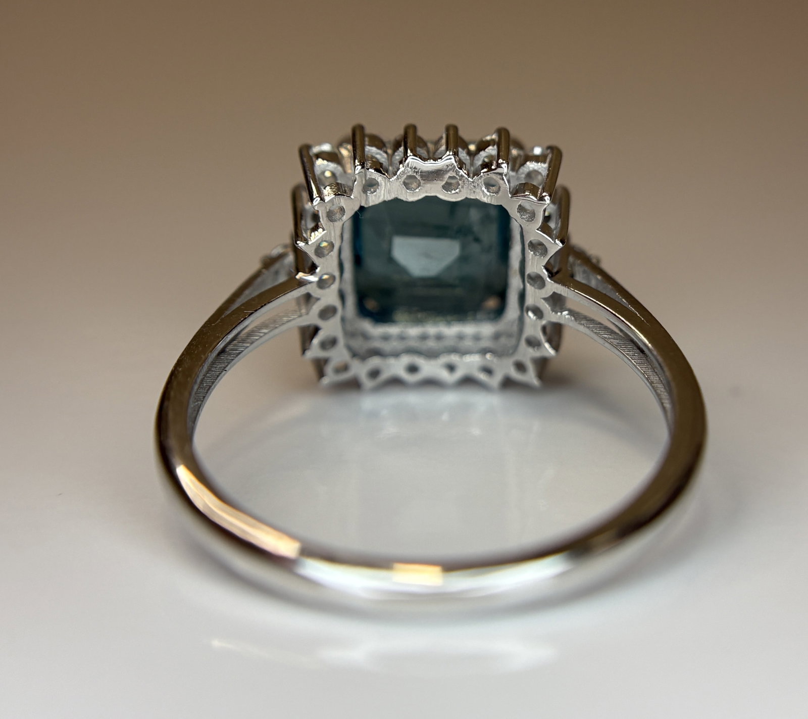 Beautiful 2.10 CT Natural Emerald With Natural Diamonds & 18k Gold - 8