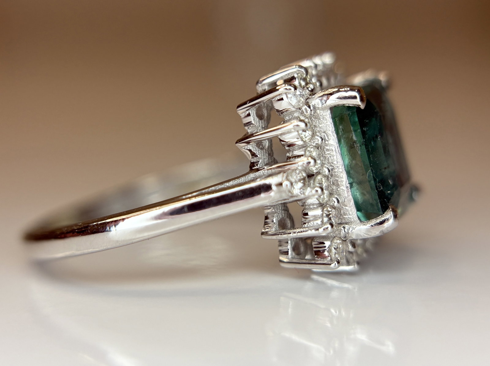 Beautiful 2.10 CT Natural Emerald With Natural Diamonds & 18k Gold - 9