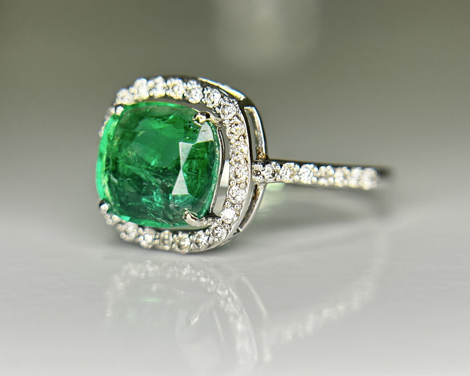 Beautiful 1.69 CT Natural Emerald Ring With Natural Diamonds & Platinum 950 - 2