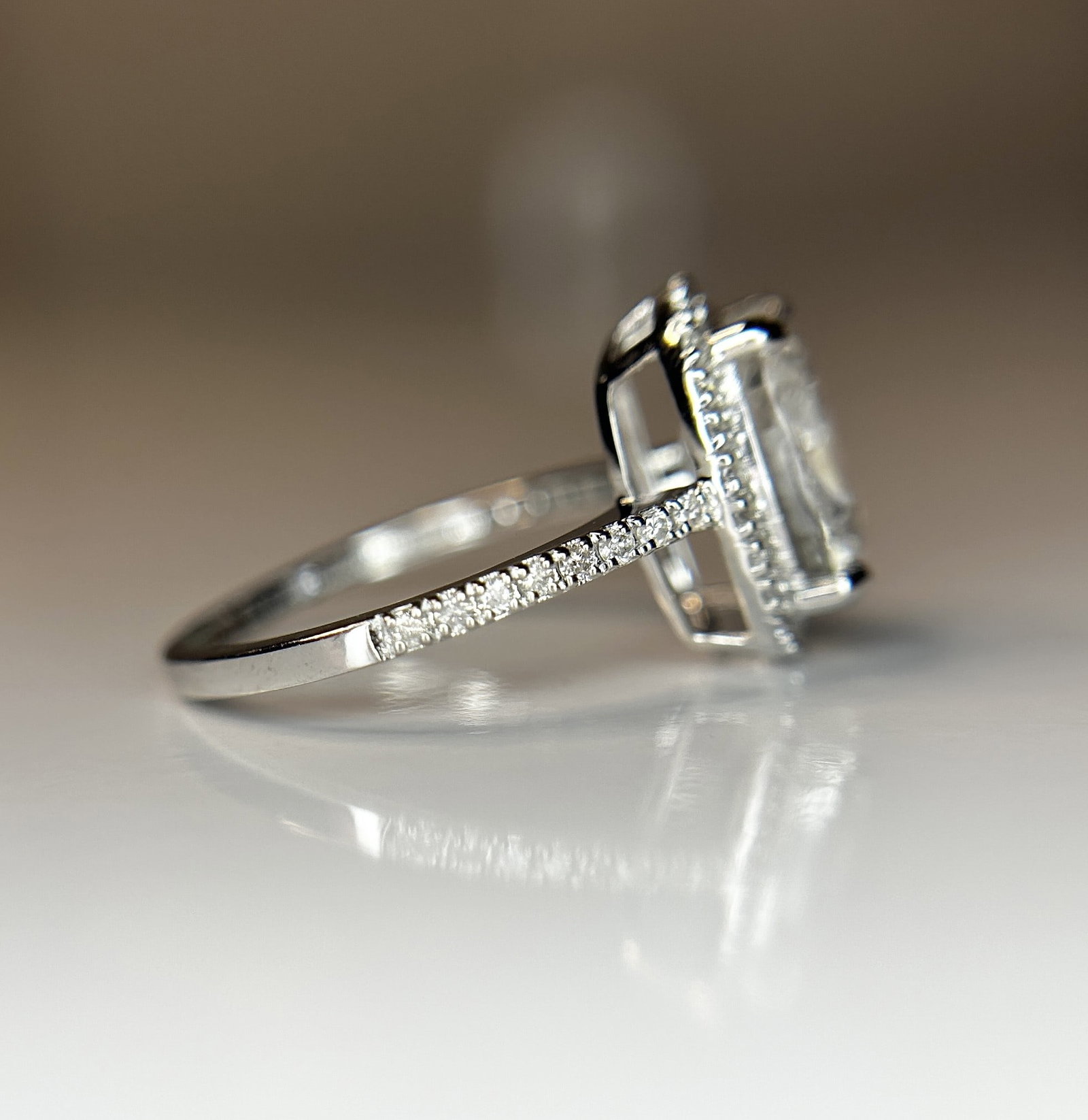 Beautiful 4.19 CT Unheated Ceylon White Sapphire With Natural Diamonds & 18k Gold - 7
