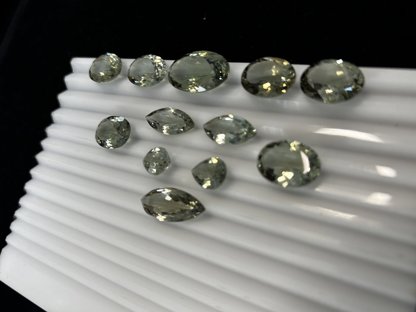 121.15ct Green Natural Amethyst - 7
