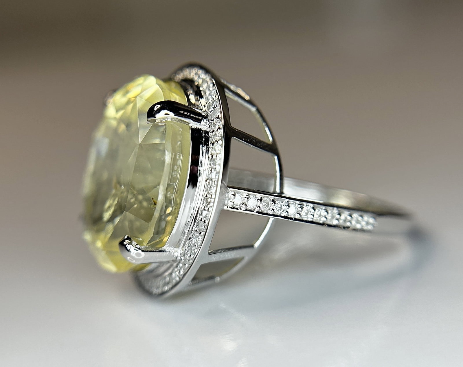 Beautiful 21.74 CT Unheated Ceylon Yellow Sapphire With Natural Diamonds & 18k Gold - 4