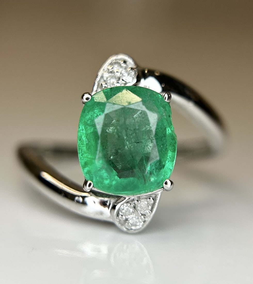 Beautiful Natural Emerald 2.19 Ct With Natural Diamonds & 18k Gold: Title: Beautiful Natural Emerald 2.19 Ct With Natural Diamonds & 18k Gold Description: Beautiful 2.19 CT Natural Emerald With Natural Diamonds & 18k Gold Description: Total Carat Weight -