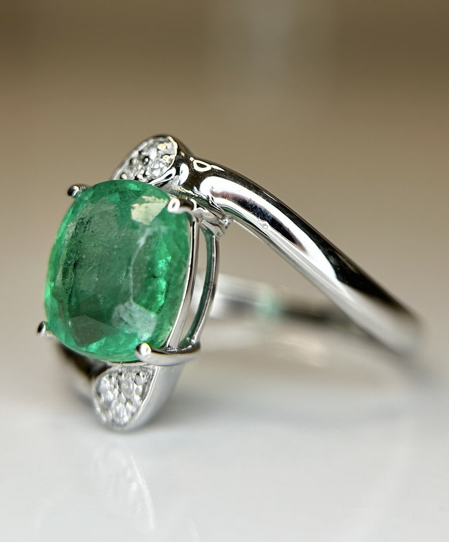 Beautiful Natural Emerald 2.19 Ct With Natural Diamonds & 18k Gold - 2