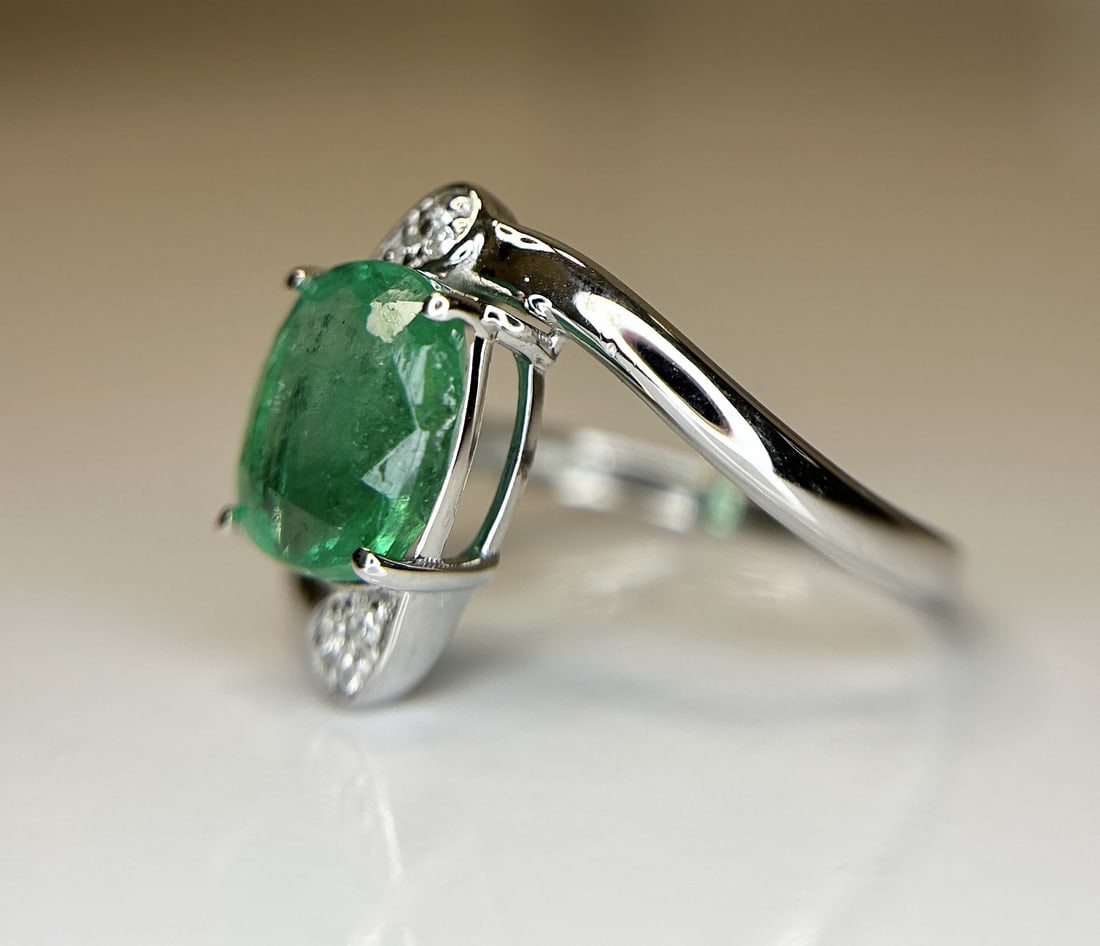 Beautiful Natural Emerald 2.19 Ct With Natural Diamonds & 18k Gold - 3