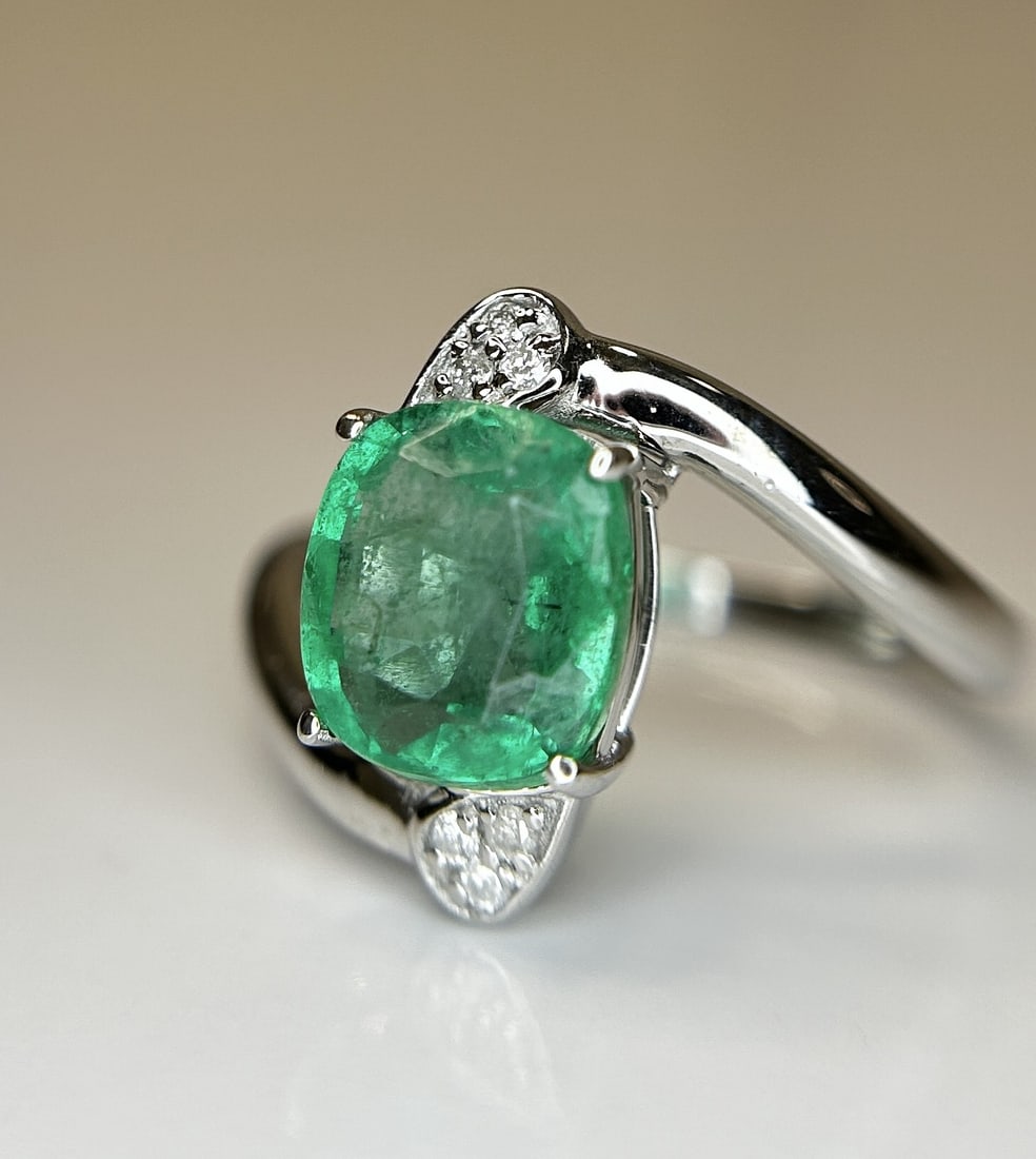 Beautiful Natural Emerald 2.19 Ct With Natural Diamonds & 18k Gold - 8