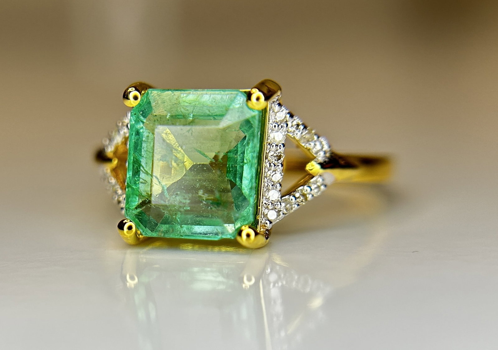 Beautiful Natural Emerald 2.21 CT With Natural Diamonds & 18k Gold: Title: Beautiful Natural Emerald 2.21 CT With Natural Diamonds & 18k Gold Description: Beautiful 2.21 CT Natural Emerald With Natural Diamonds & 18k Gold Description: Total Carat Weight -