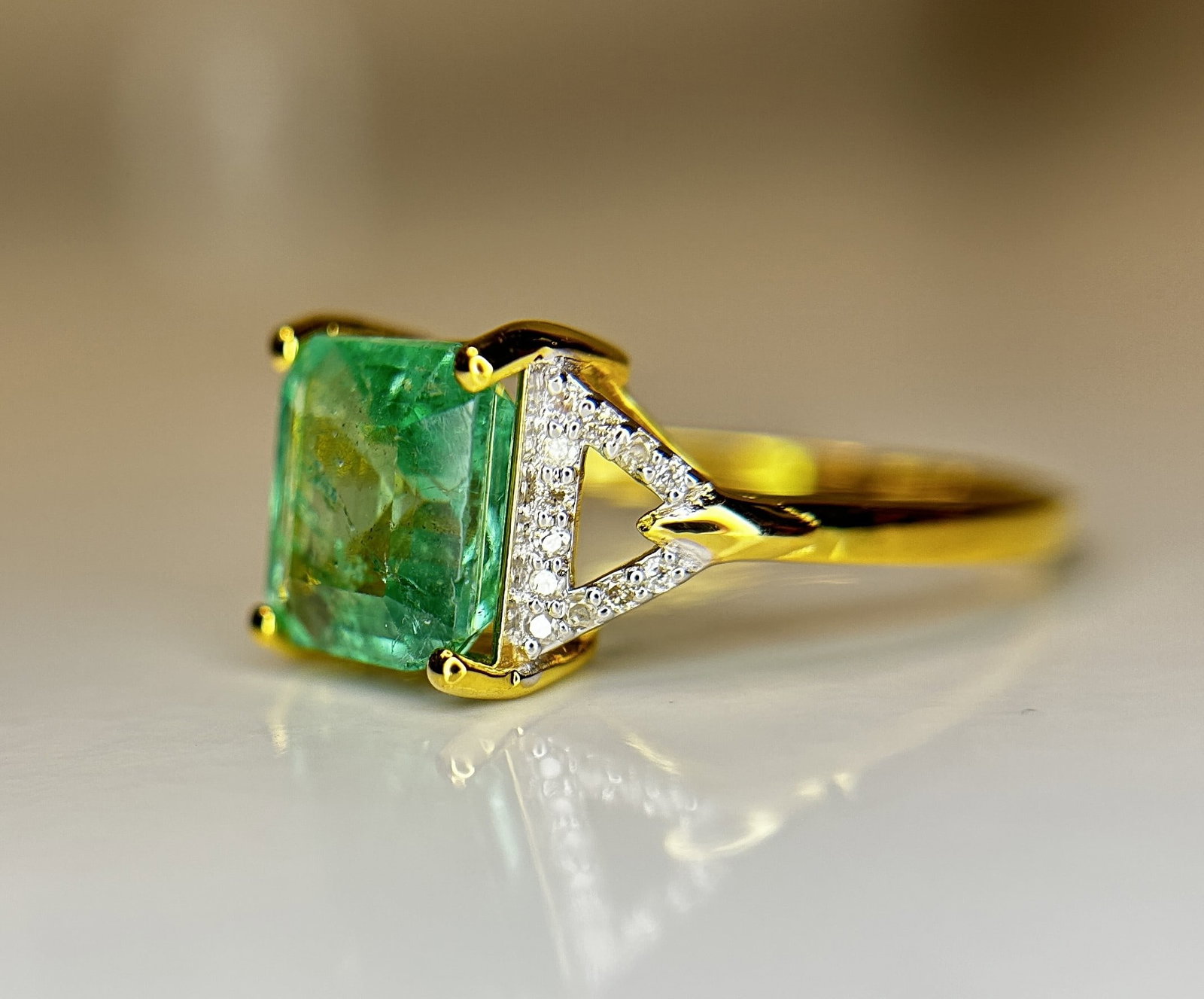 Beautiful Natural Emerald 2.21 CT With Natural Diamonds & 18k Gold - 3