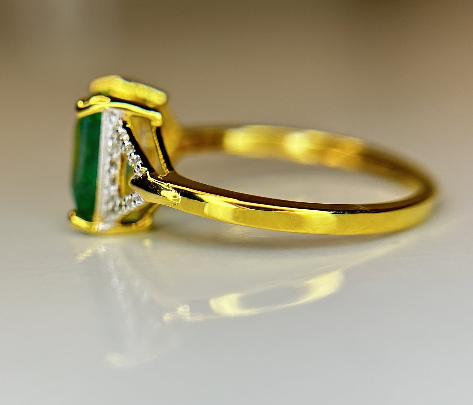 Beautiful Natural Emerald 2.21 CT With Natural Diamonds & 18k Gold - 4